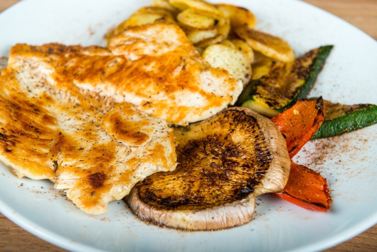 Petto Di Pollo Ai Ferri Con Patate Rosolate E Verdure Alla Griglia Casa Al Torchio